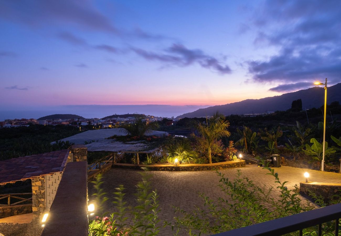 Villa in Los Llanos de Aridane - Villa La Graja by Huskalia | private pool